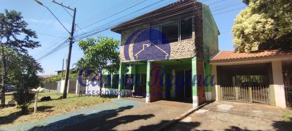 Casa com 06 dormitórios localizada na Avenida Paraná - Região da Vila A