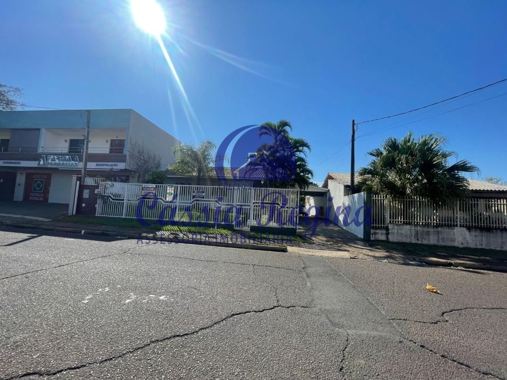 Casa com 04 dormitórios ,sendo 01 suíte na Av.Brodoski- Região da Vila A