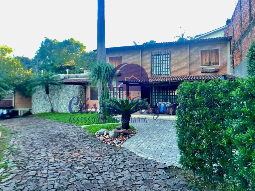 Sobrado com 04 dormitórios sendo 01 suíte - Centro