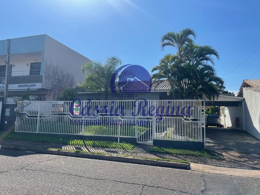 Casa com 04 dormitórios ,sendo 01 suíte na Av.Brodoski- Região da Vila A