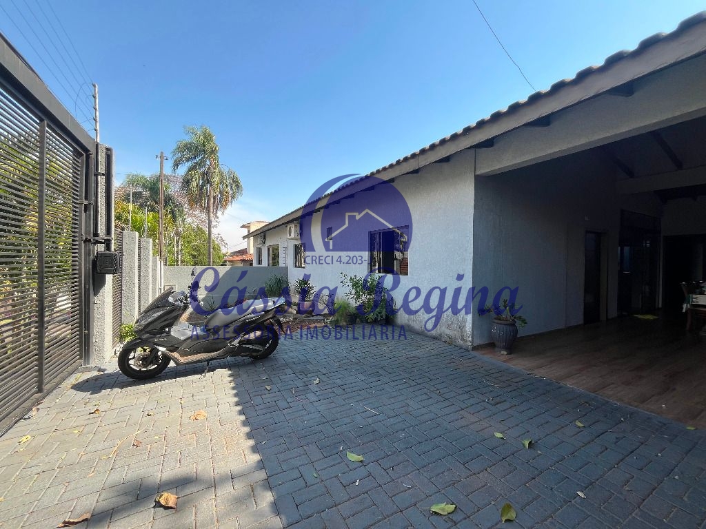 Casa com 04 dormitórios, sendo 02 suítes com closet no Centro