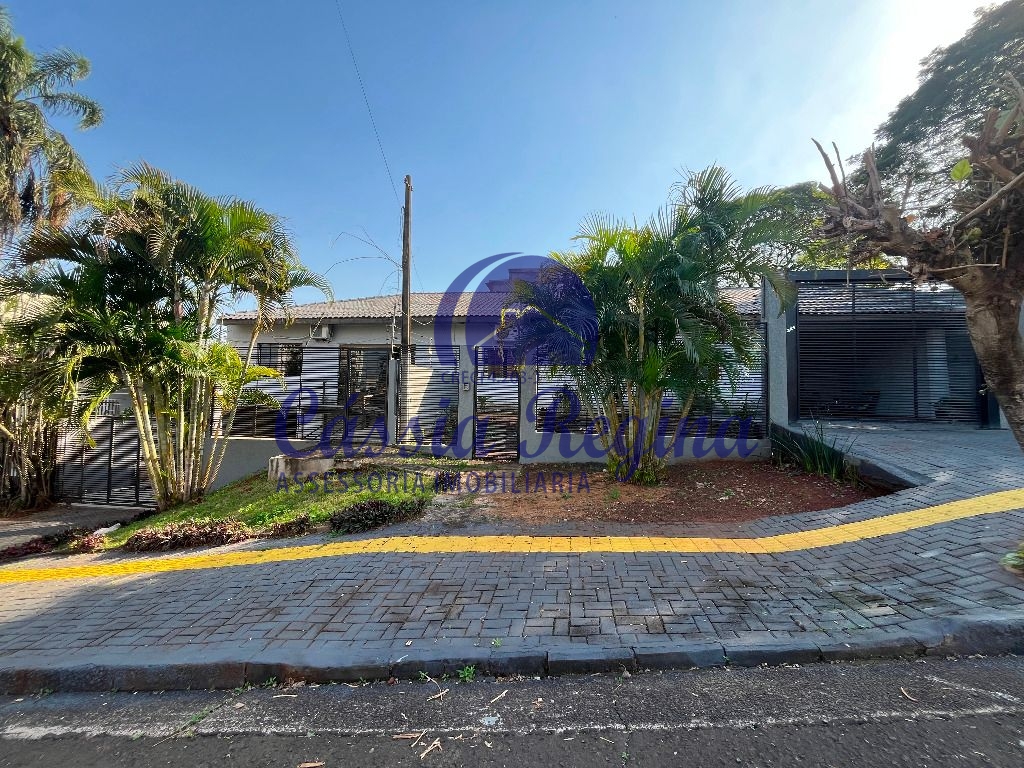 Casa com 04 dormitórios, sendo 02 suítes com closet no Centro