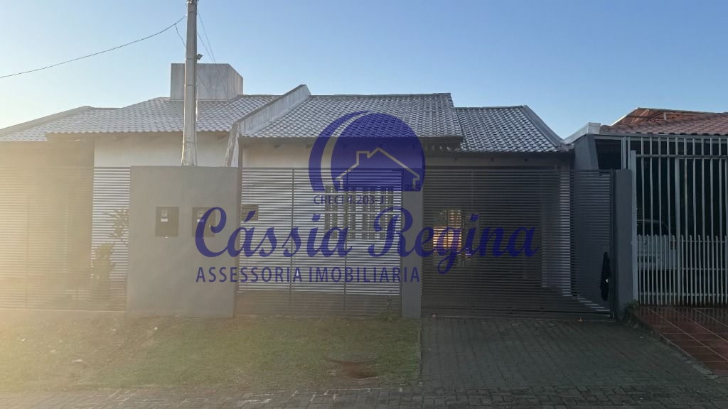 Casa com 03 dormitórios, sendo 01 suíte. na Vila Yolanda