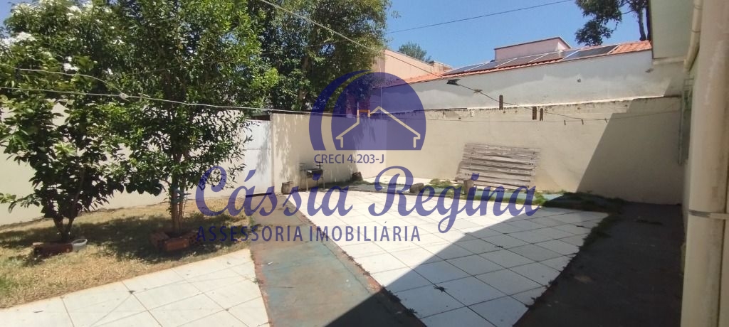 Casa com 06 dormitórios localizada na Avenida Paraná - Região da Vila A
