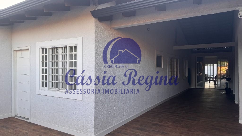 Casa com 03 dormitórios, sendo 01 suíte. na Vila Yolanda