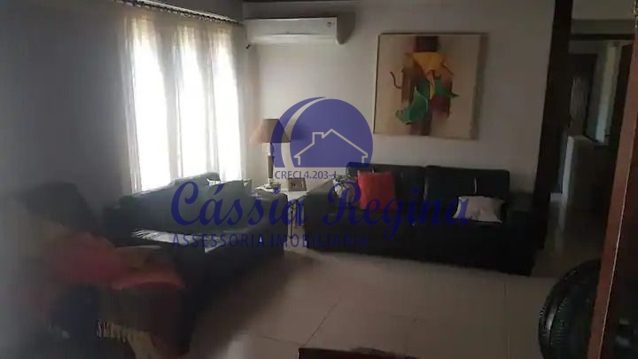 Sobrado com 04 dormitórios sendo 01 suíte - Centro