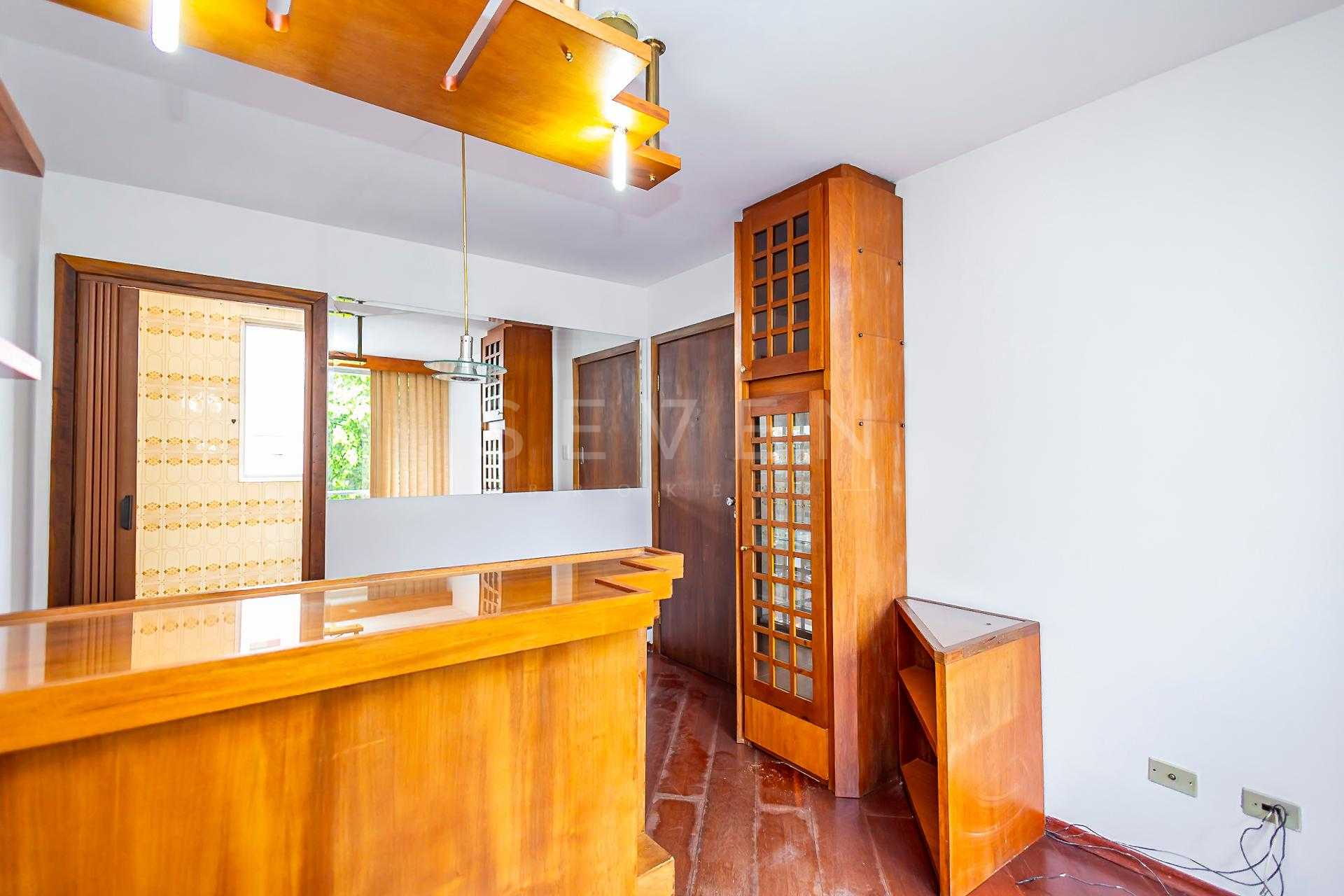 Apartamento com 2 Quartos e Sacada no Água Verde - Pronto para...