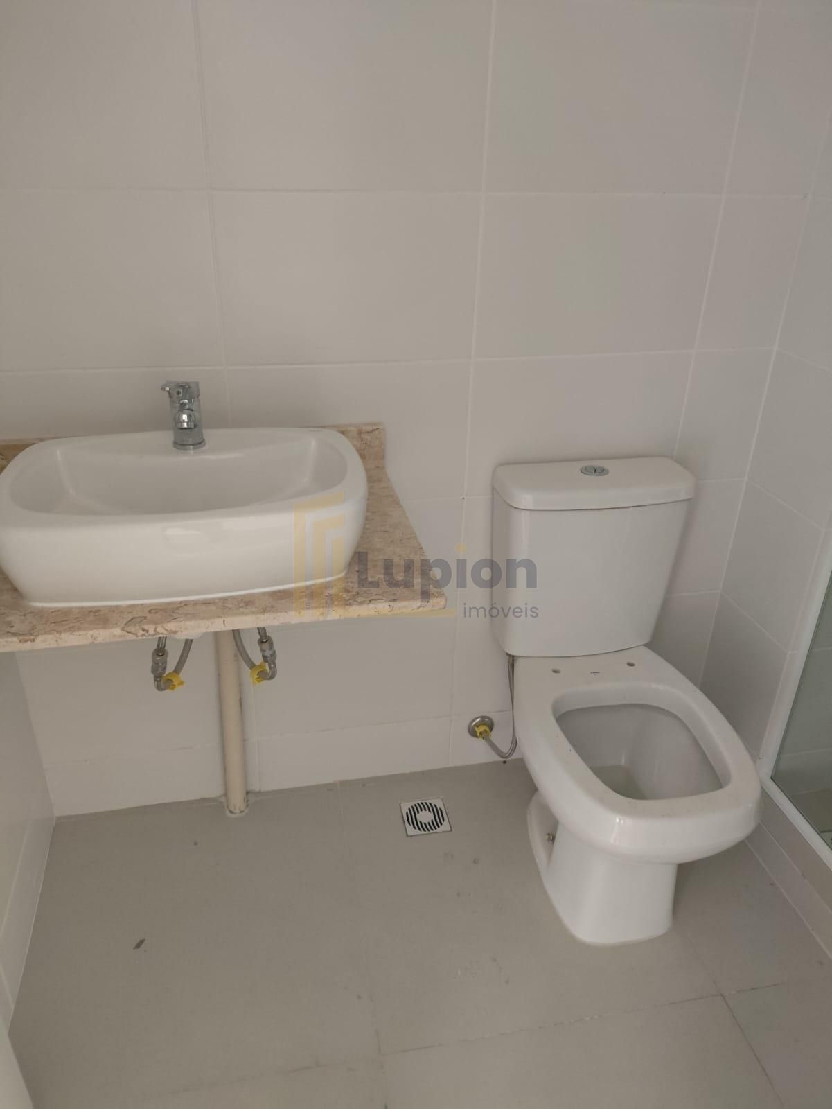 Apartamento 2 Quartos para locação no Mossunguê ao Lado do Par...