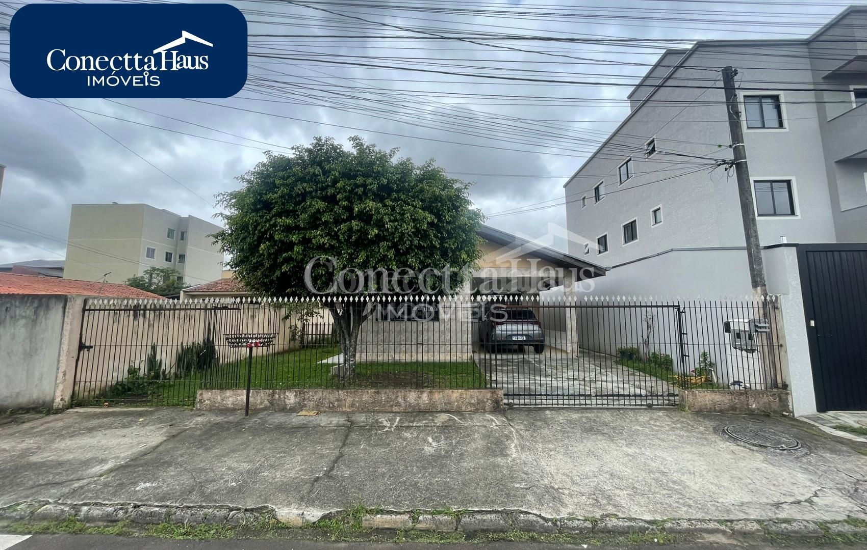 Casa   edícula em terreno amplo  Excelente para morar e inves...