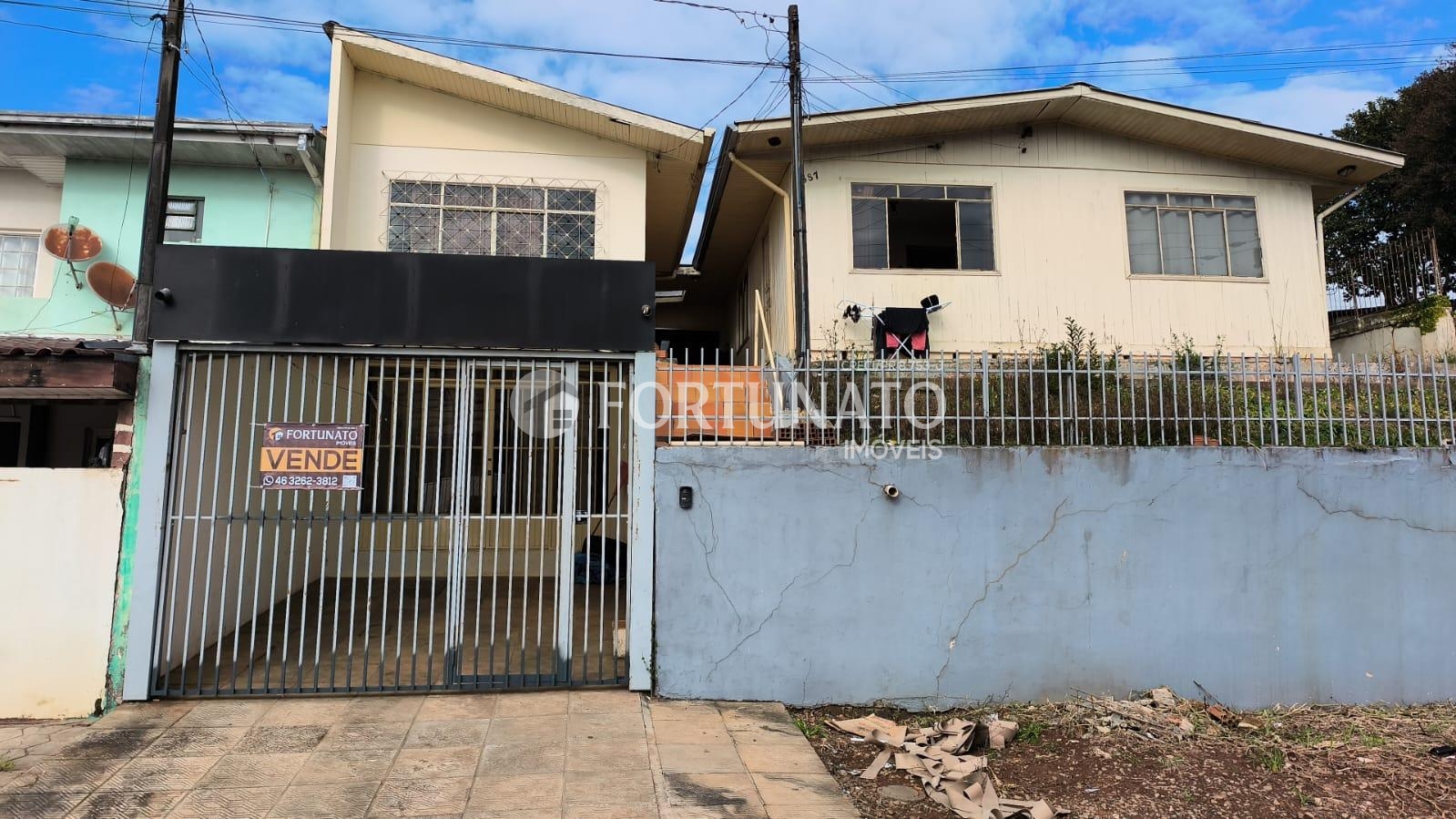 VENDE-SE TERRENO CONTENDO 2 CASAS MISTAS