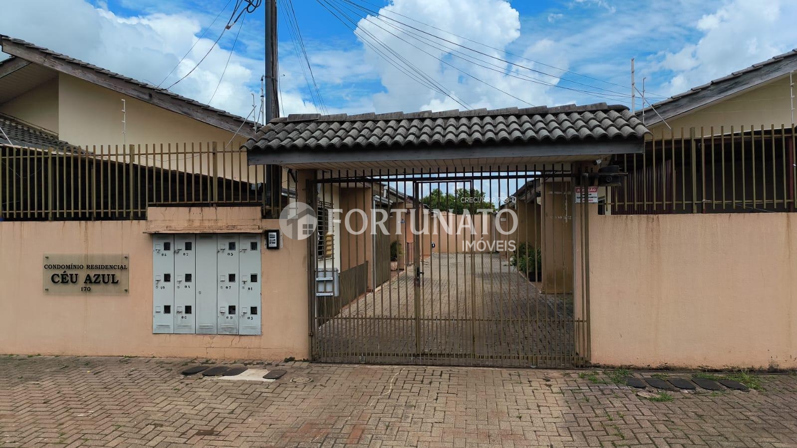 VENDE-SE CASA EM CONDOMINIO