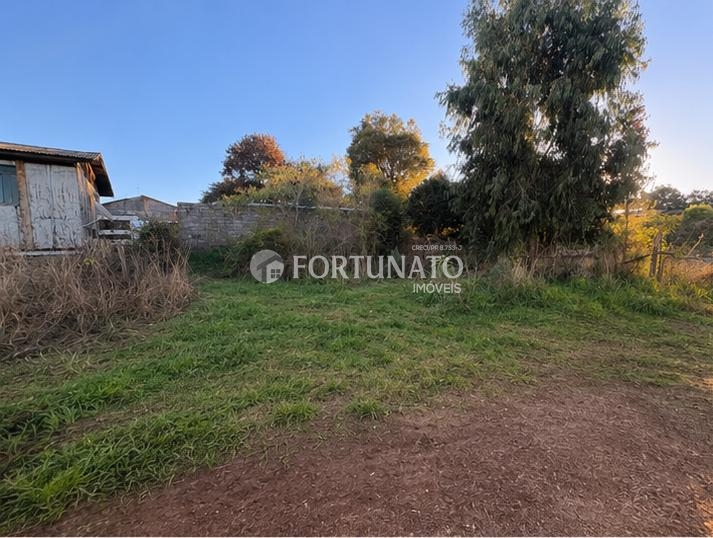 VENDE-SE TERRENO DE FUNDOS