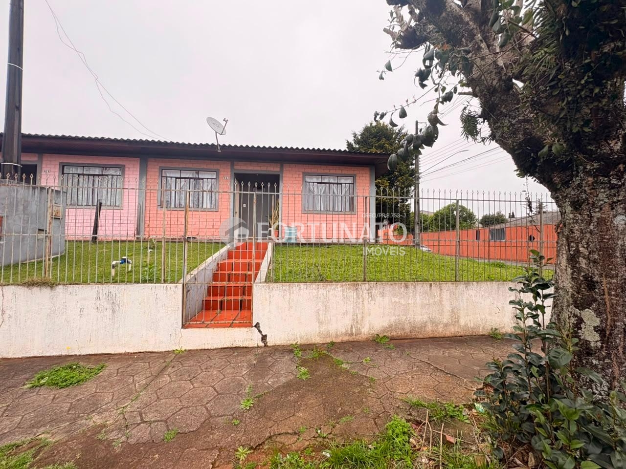 VENDE-SE CASA DE ESQUINA