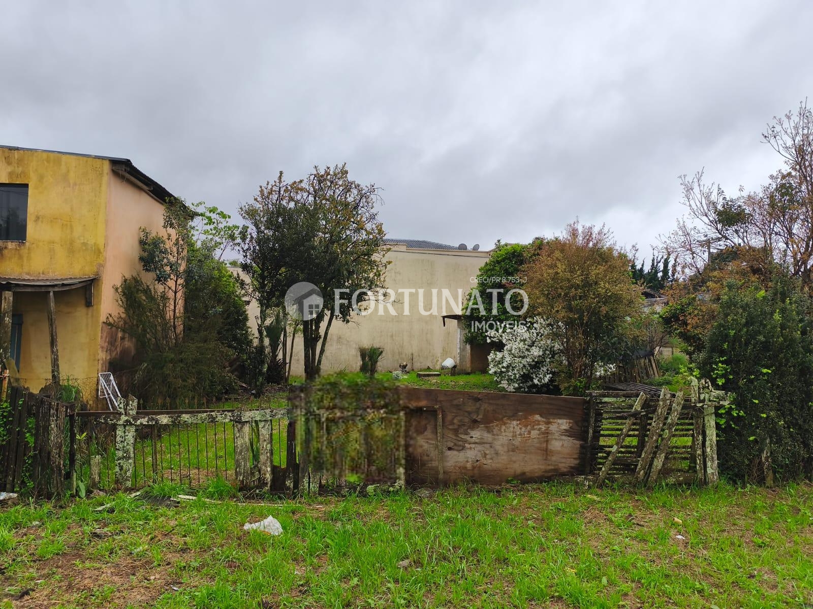 VENDE-SE TERRENO DE ESQUINA