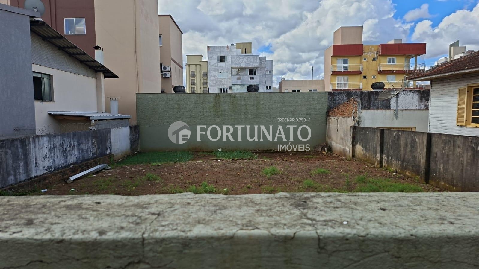 VENDE-SE TERRENO NO CENTRO