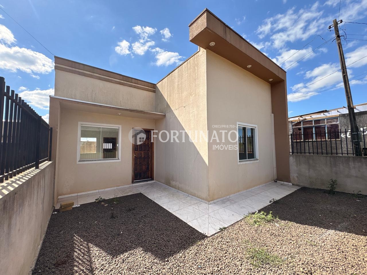 VENDE-SE CASA