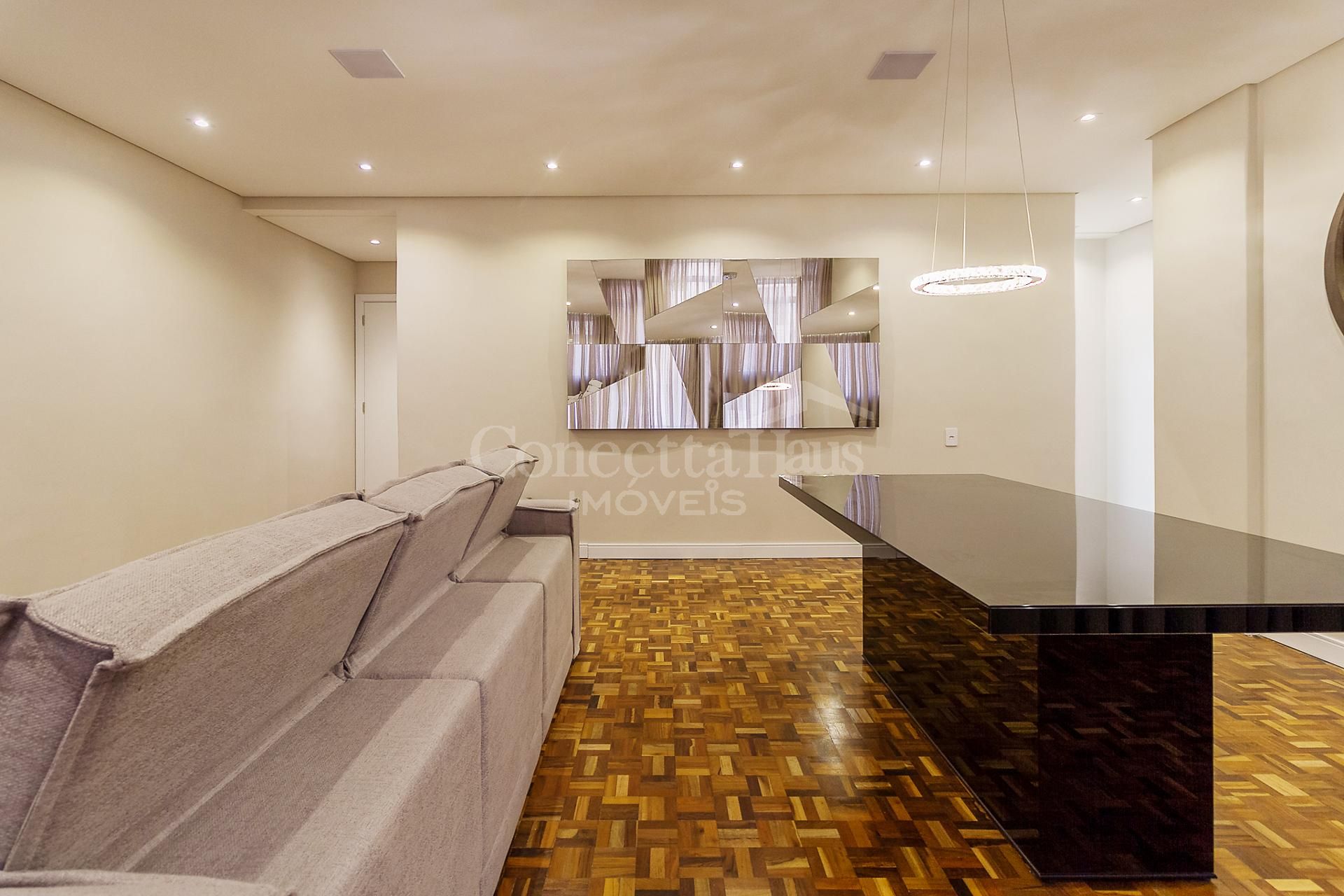 Apartamento à venda no Edifício Santa Terezinha  Batel  Apart...