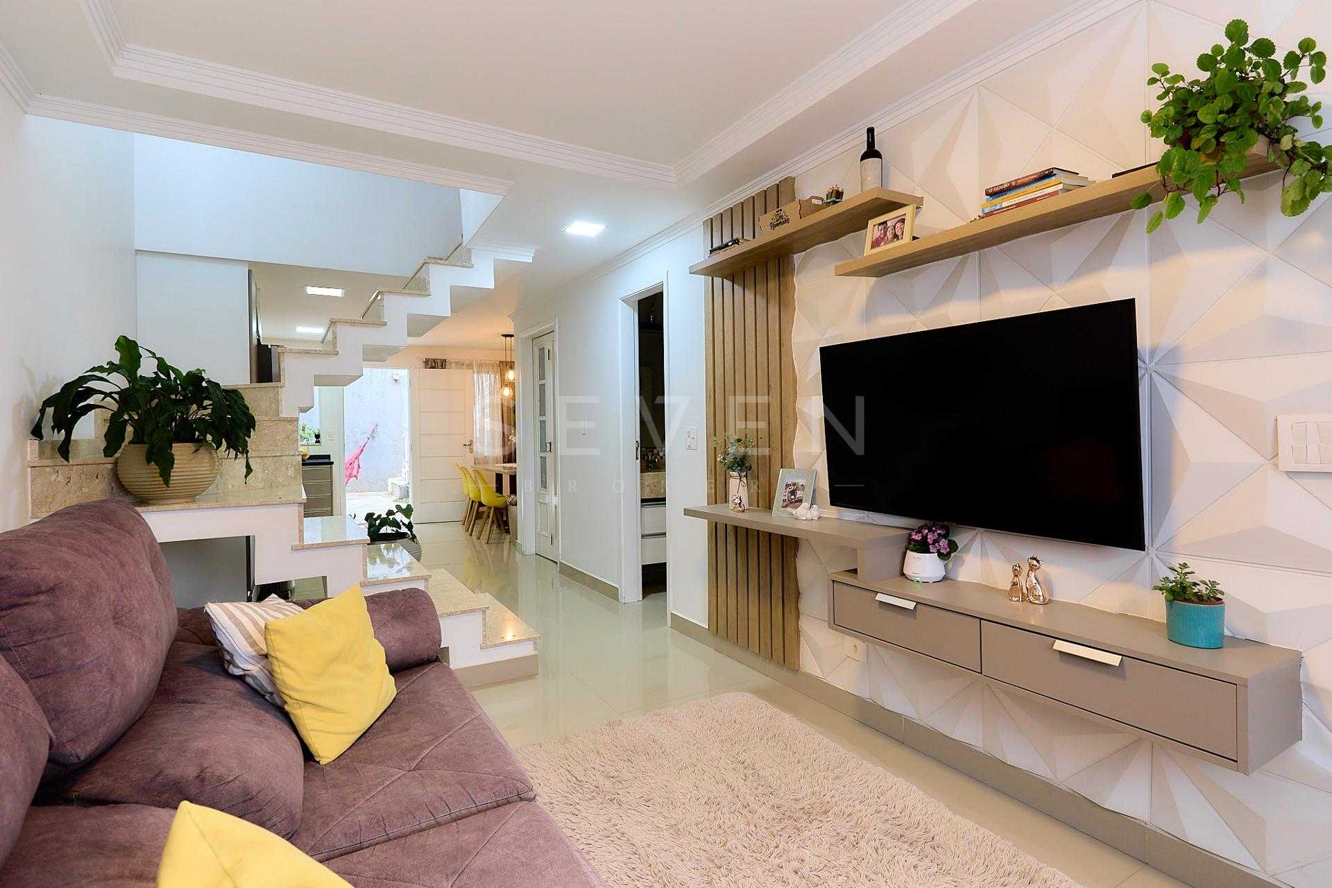 Sobrado de frente pra no bairro Santa Cândida, CURITIBA - PR