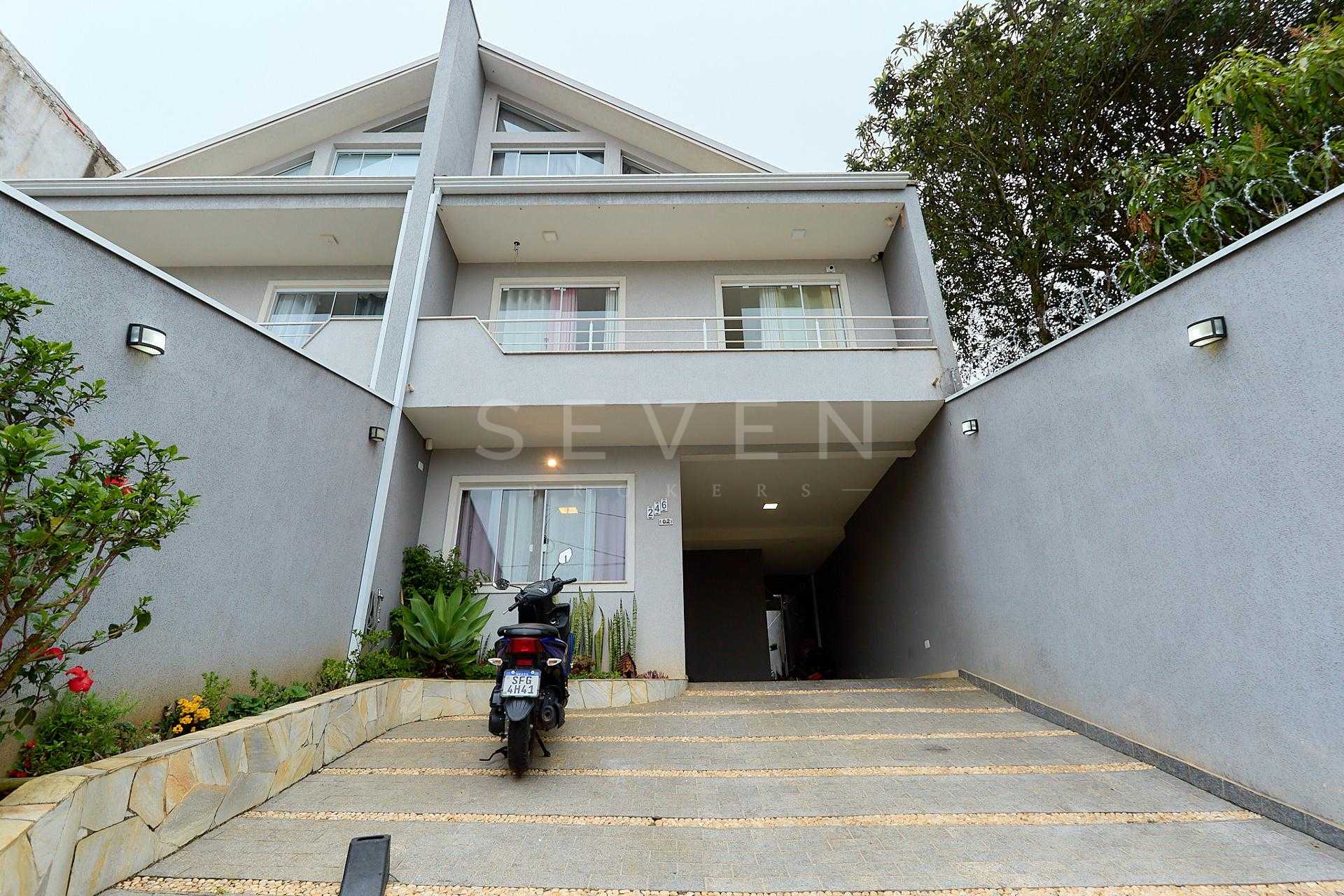 Sobrado de frente pra no bairro Santa Cândida, CURITIBA - PR