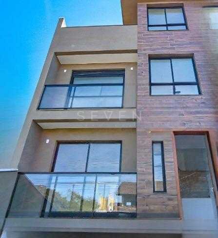 Sobrado Triplex em Condomínio  no Bairro Tingui com 268m .