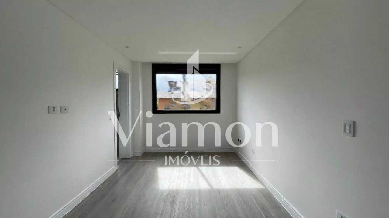 Sobrado com ático em condomínio clube - Santa Cândida