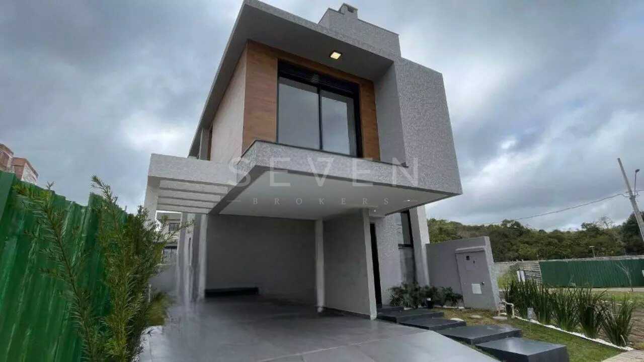 Sobrado com ático em condomínio clube - Santa Cândida