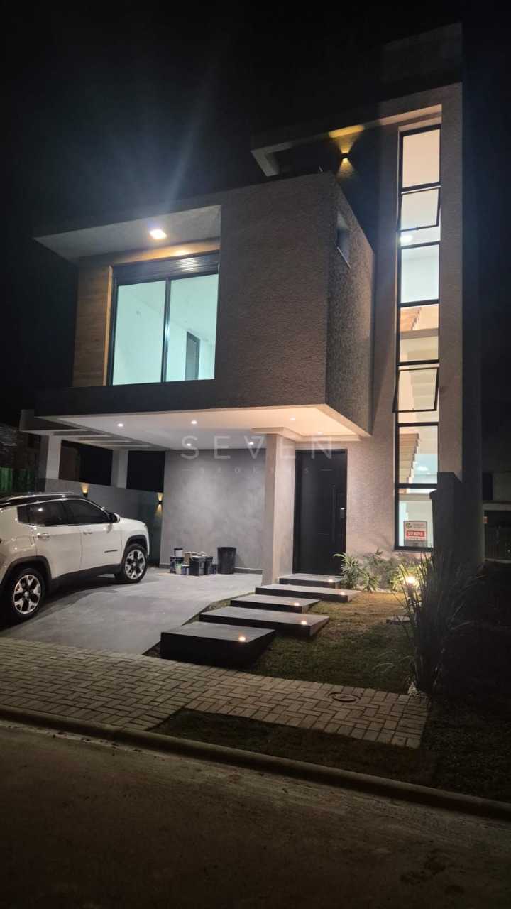 Sobrado com ático em condomínio clube - Santa Cândida