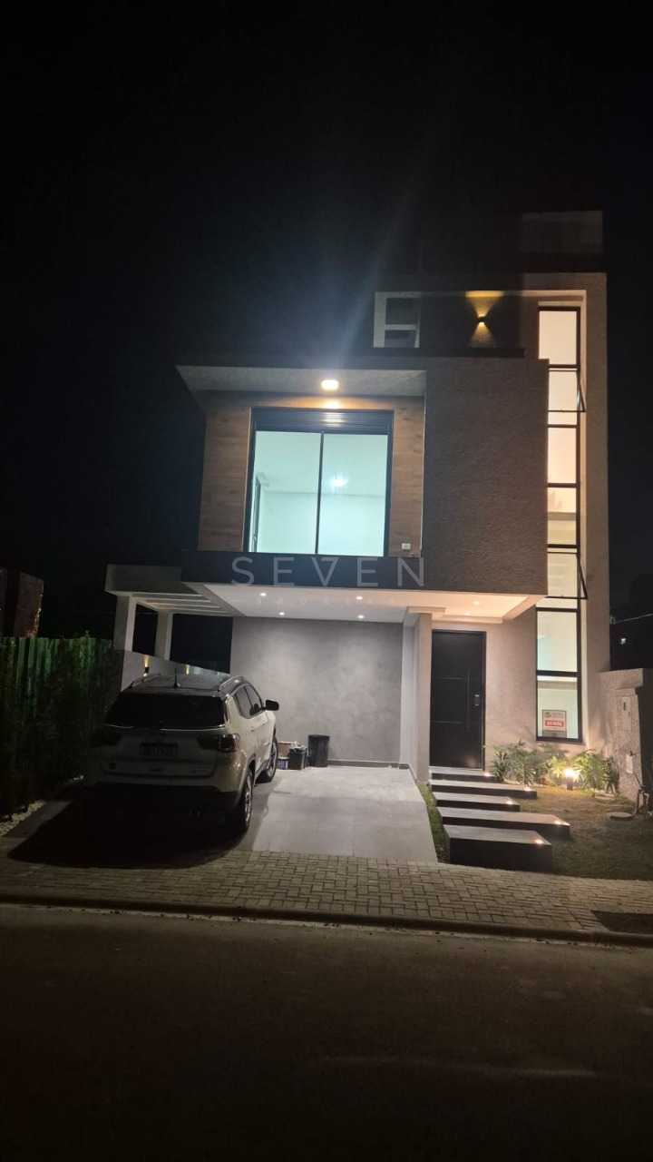 Sobrado com ático em condomínio clube - Santa Cândida