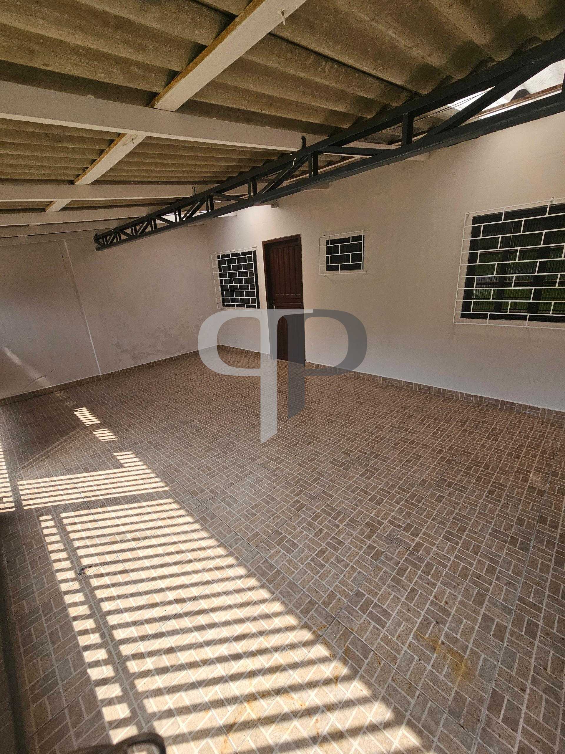 Casa térrea 50 m2, 02 qtos, 02 vagas, frete pça da liberdade