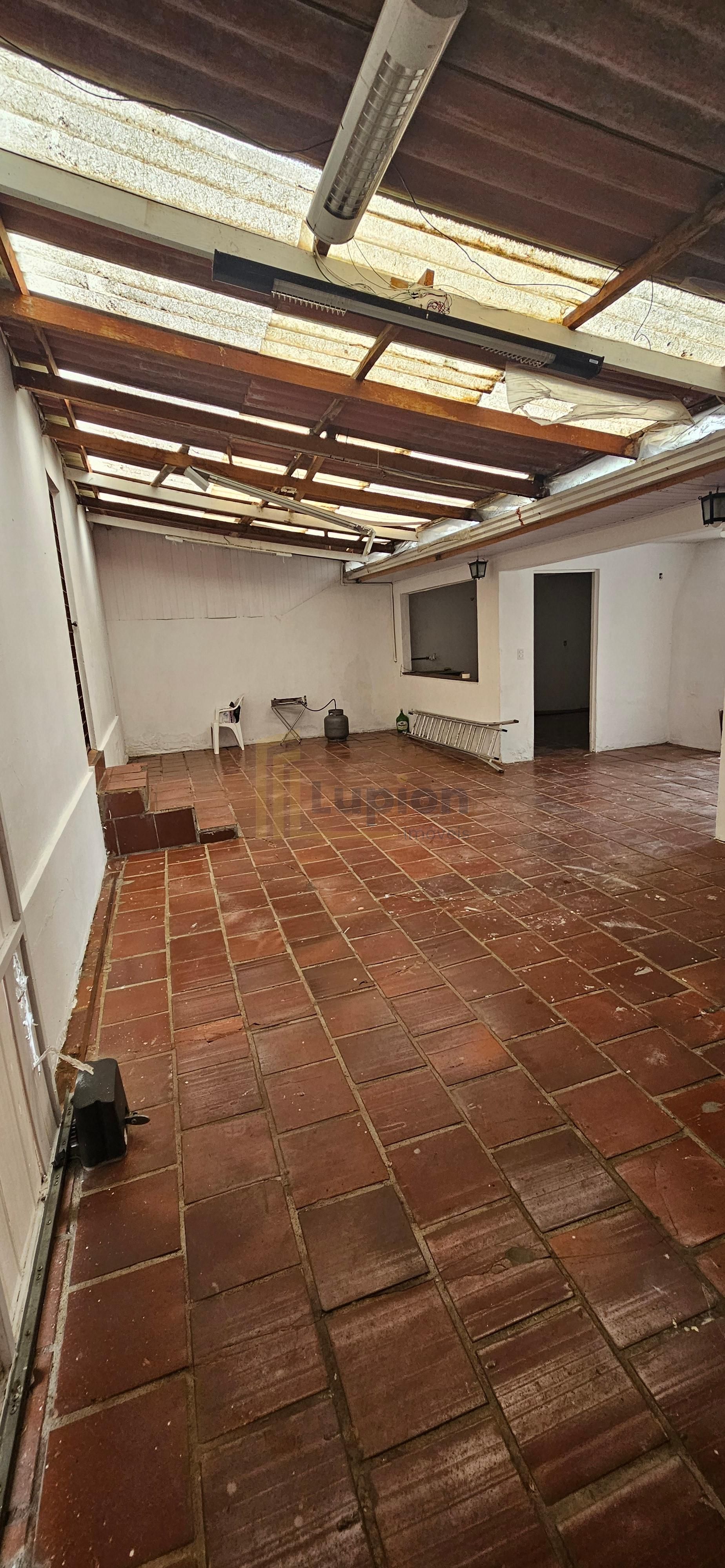 Bairro Xaxim-locação, terreno com 2 casas, 1 mista e 01 alvena...