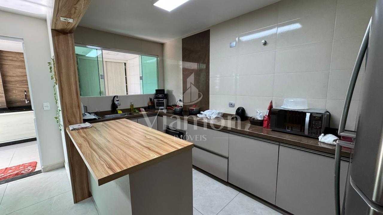 Casa em condomínio, com excelente localização em PINHAIS-PR