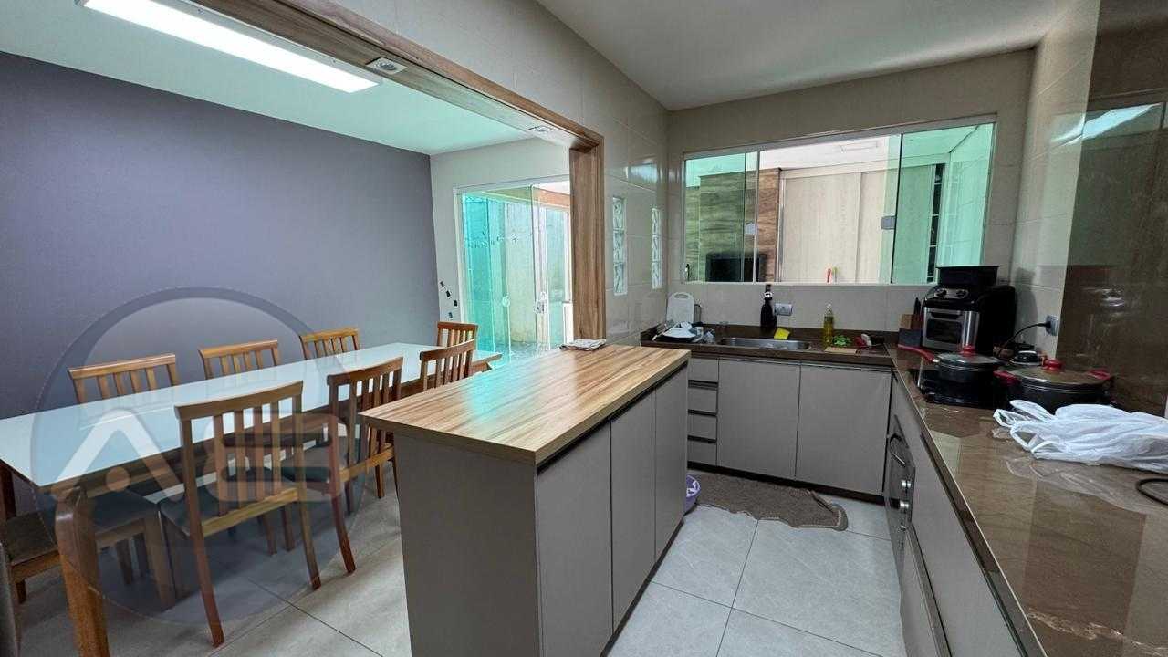 Casa em condomínio, com excelente localização em PINHAIS-PR