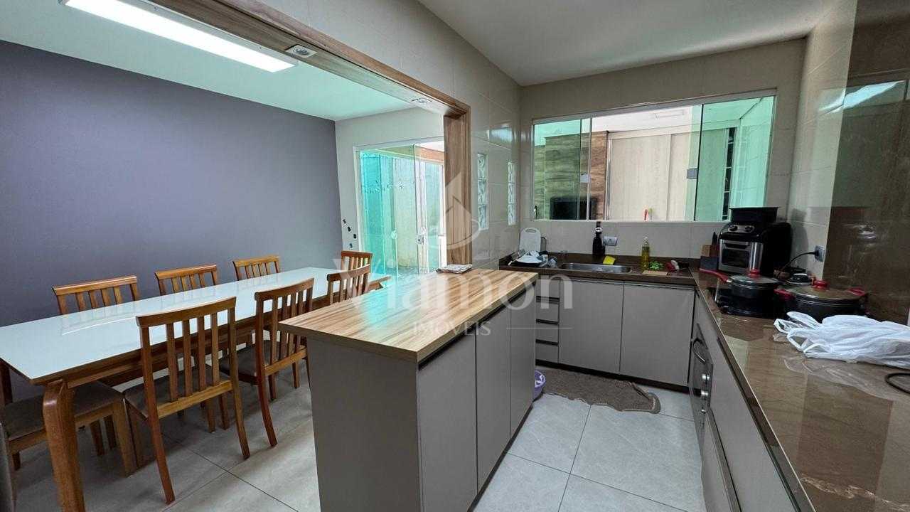 Casa em condomínio, com excelente localização em PINHAIS-PR