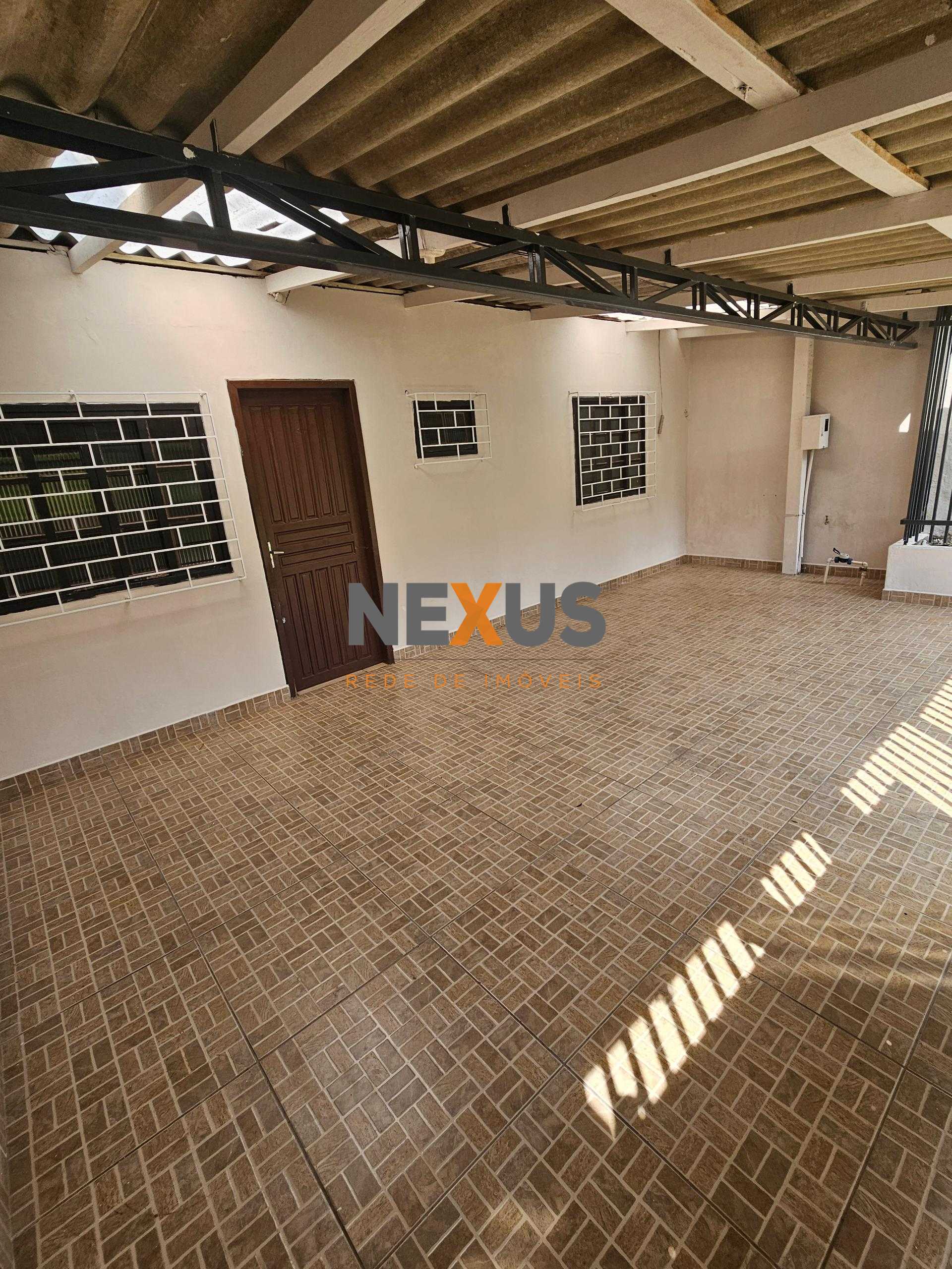 Casa térrea 50 m2, 02 qtos, 02 vagas, frete pça da liberdade