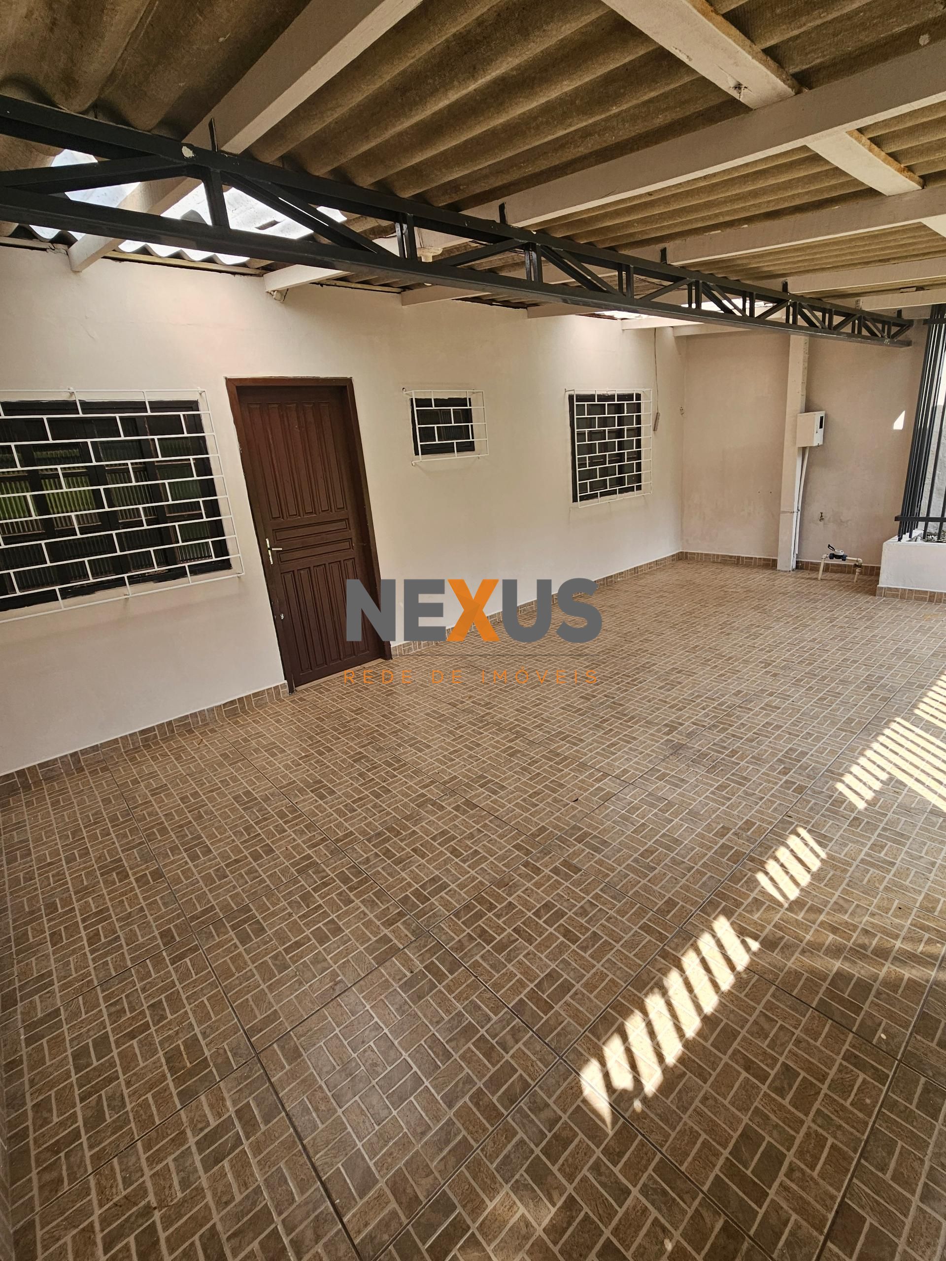 Casa térrea 50 m2, 02 qtos, 02 vagas, frete pça da liberdade