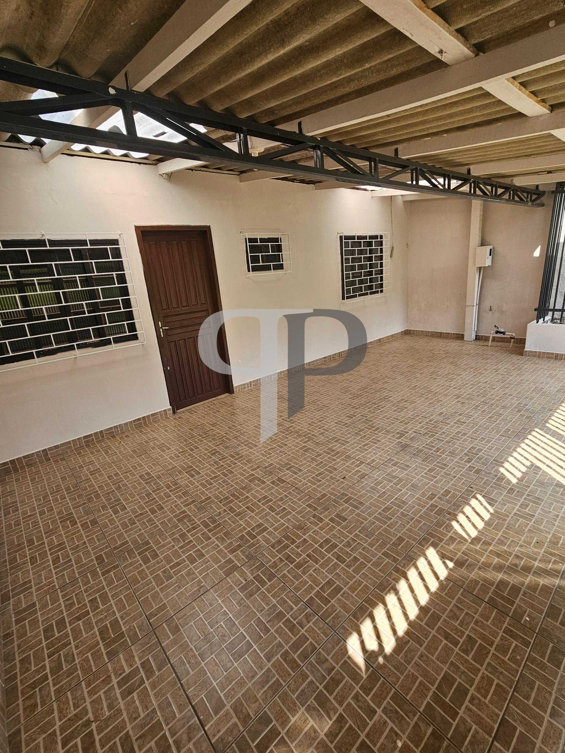 Casa térrea 50 m2, 02 qtos, 02 vagas, frete pça da liberdade