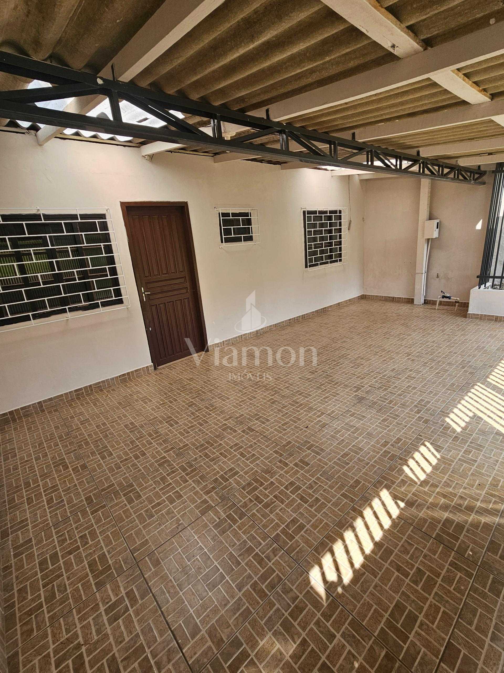 Casa térrea 50 m2, 02 qtos, 02 vagas, frete pça da liberdade