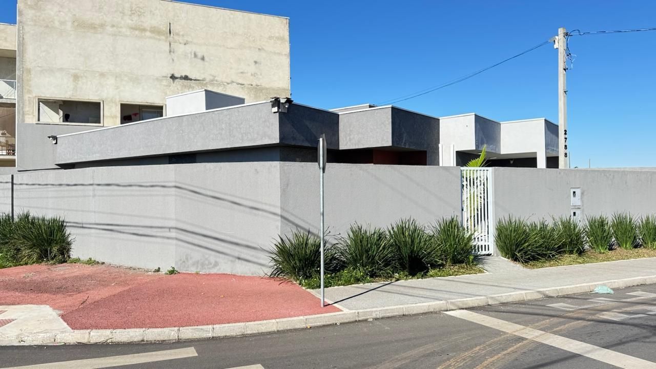 Casa moderna, em terreno de esquina pronto para morar!!!