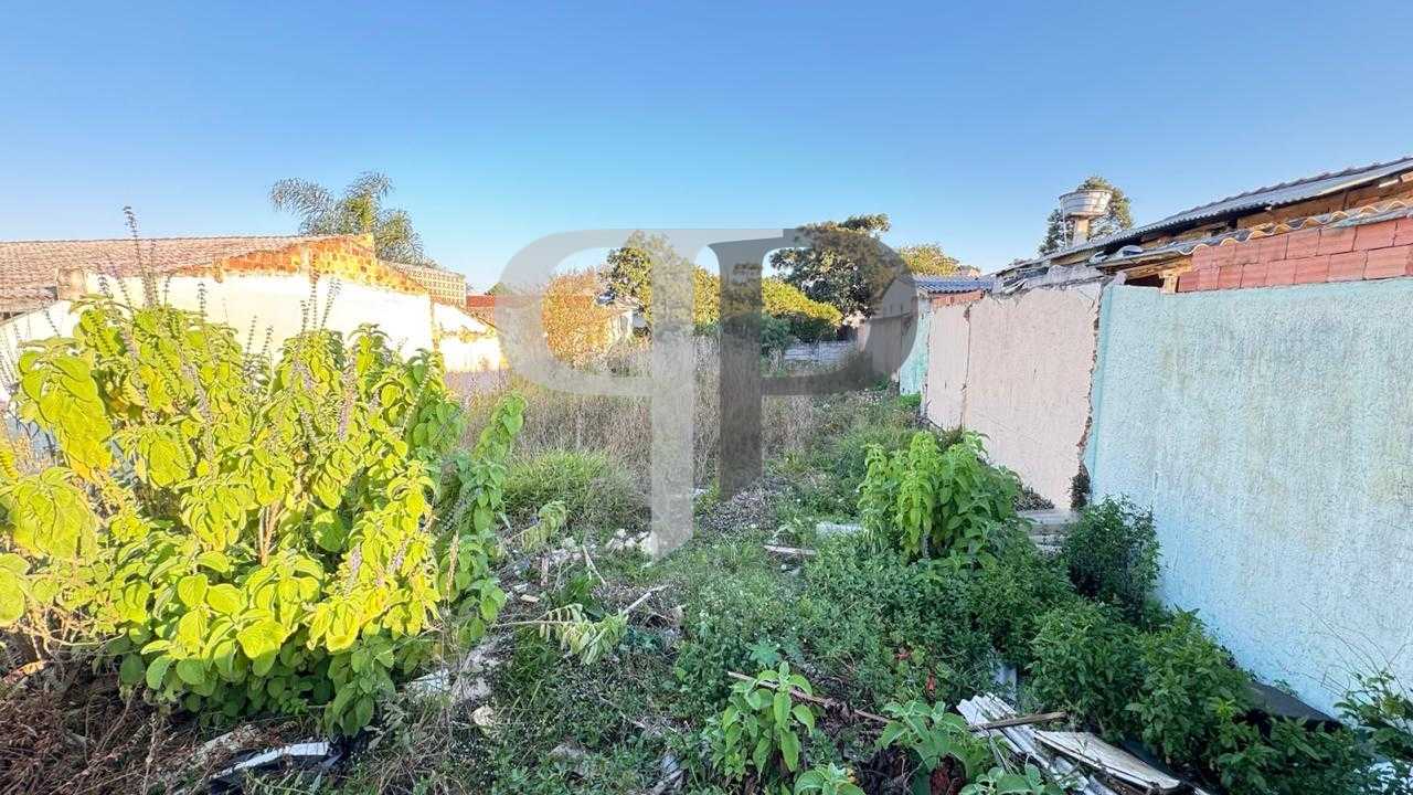 Terreno com projeto aprovado, com 180m². Excelente localização...