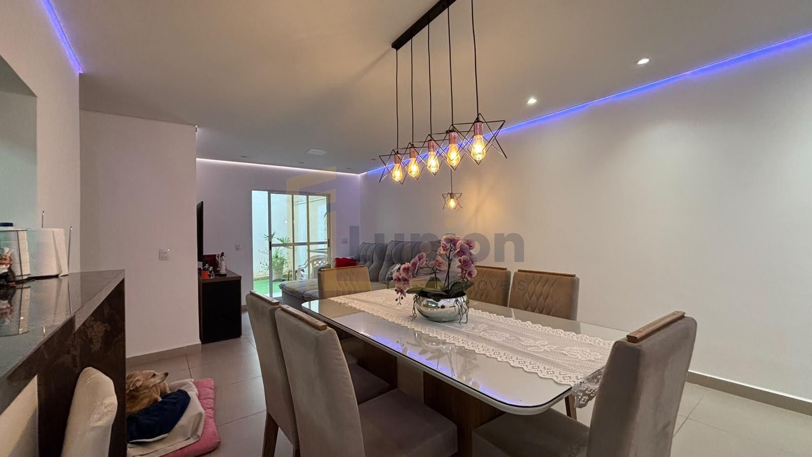Apartamento com 3 dormitórios à venda, 89 m² privativos, Emili...