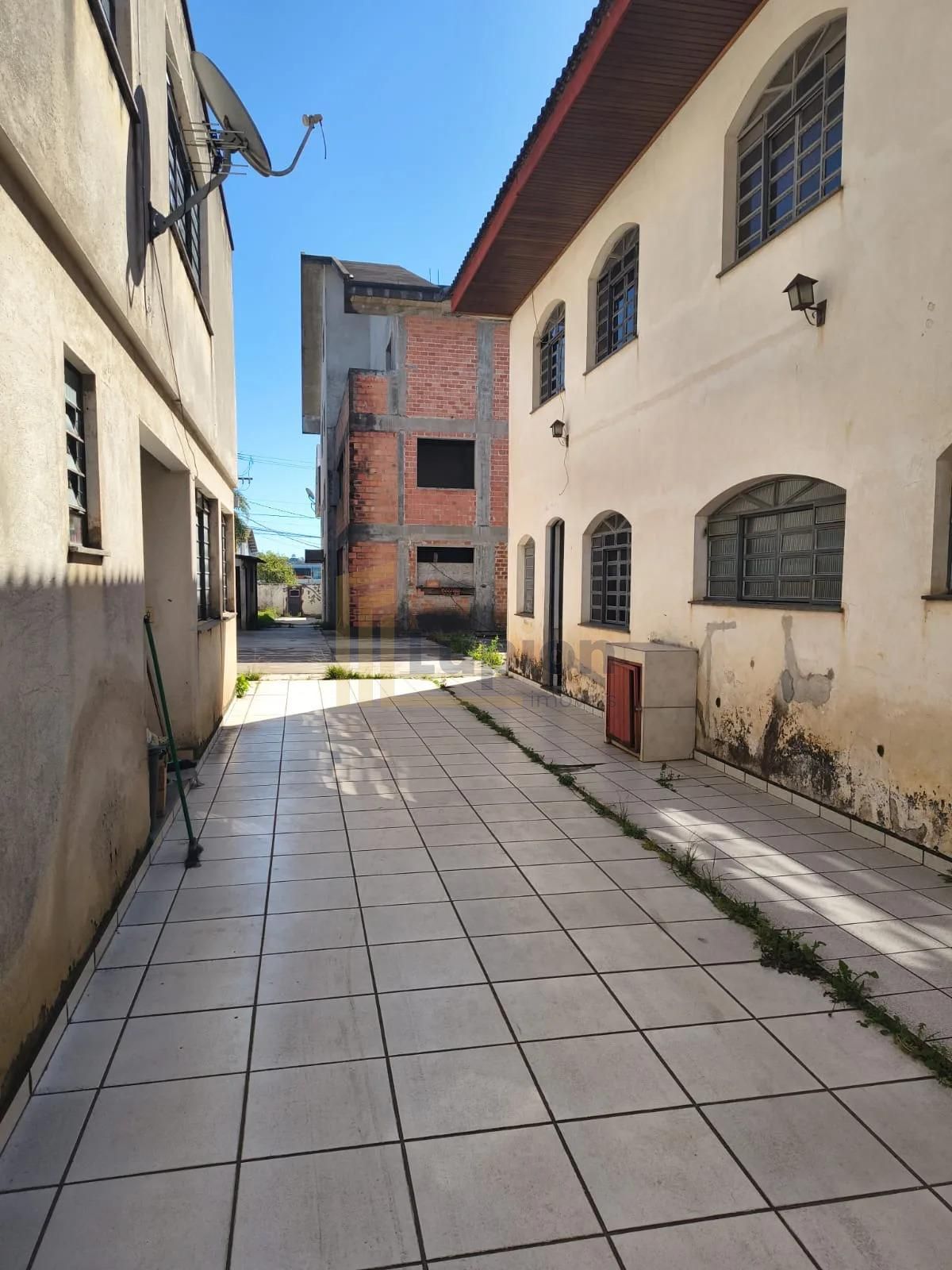 Sobrado com amplo terreno e potencial comercial na Av. Maringá...