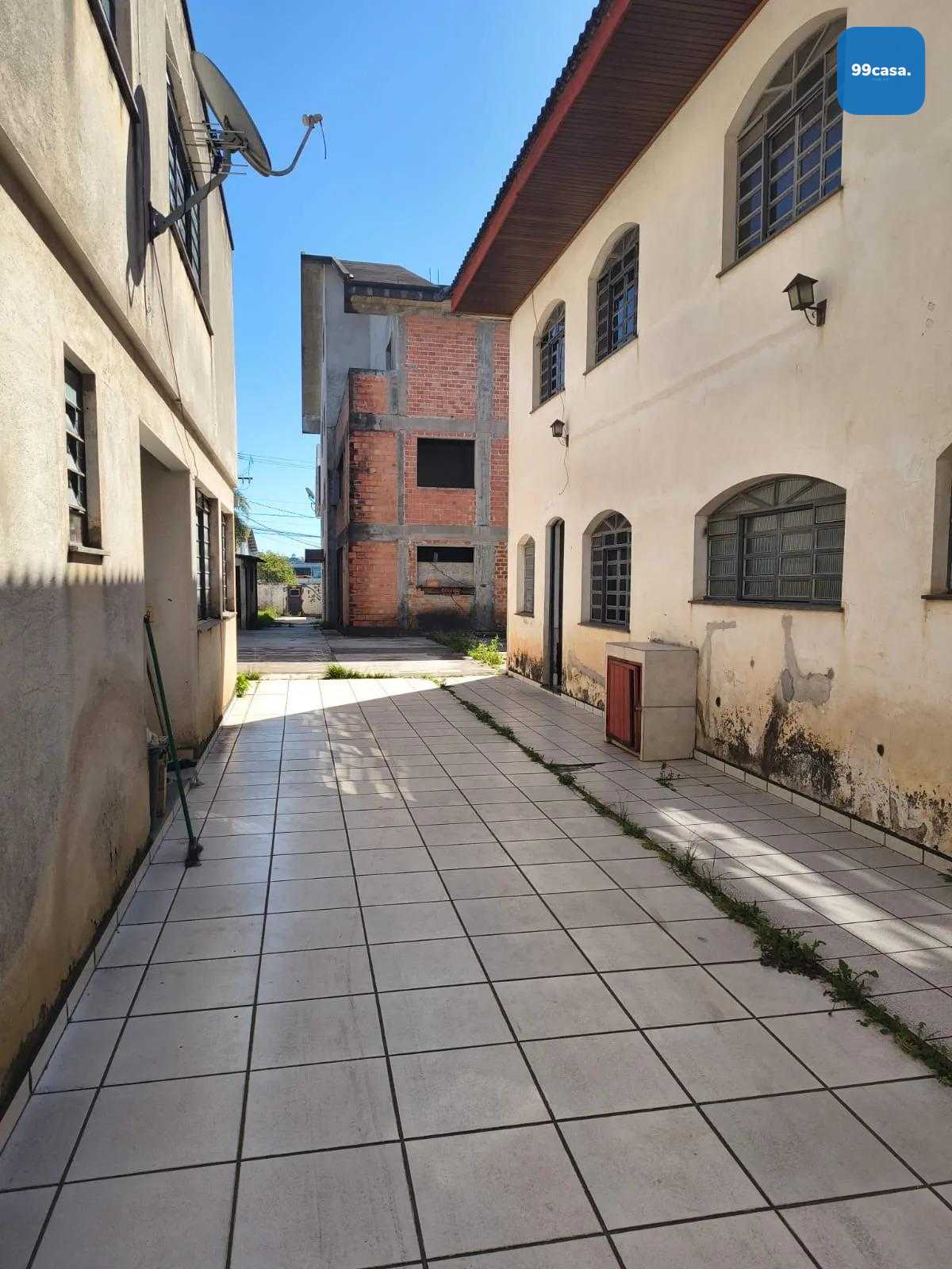 Sobrado com amplo terreno e potencial comercial na Av. Maringá...