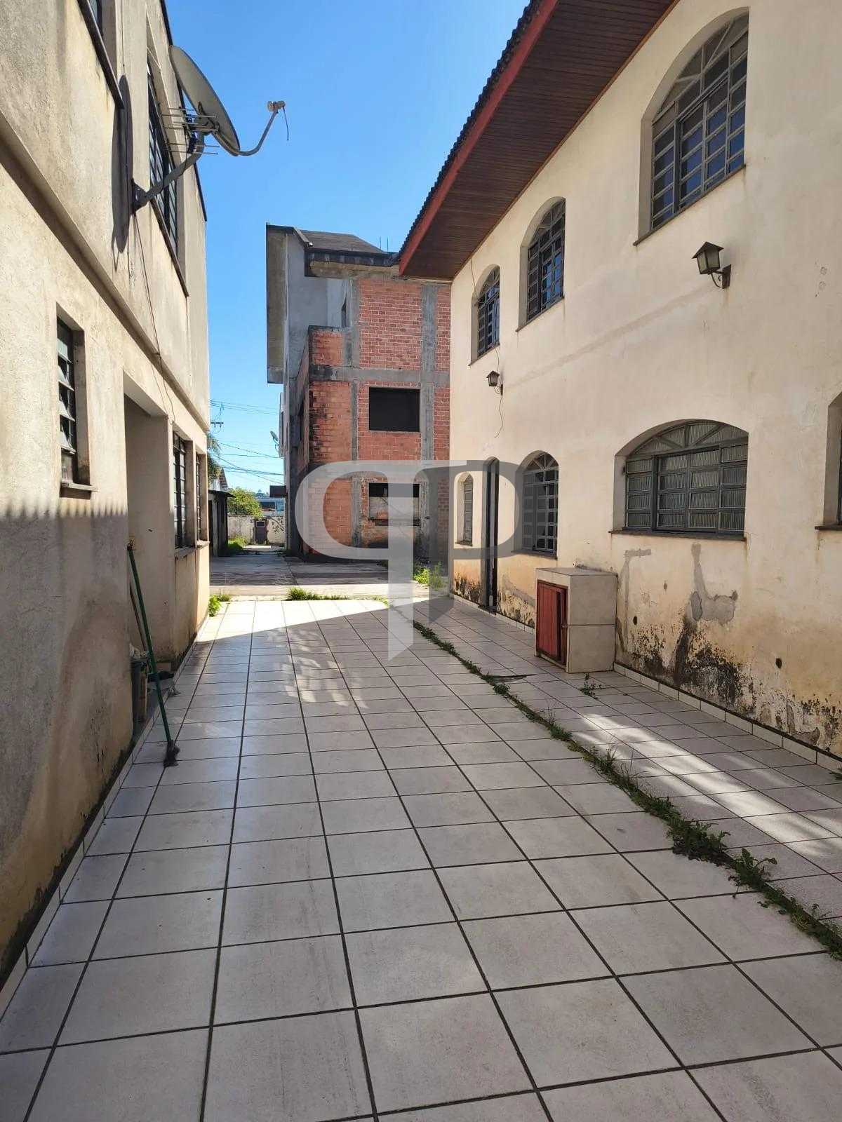 Sobrado com amplo terreno e potencial comercial na Av. Maringá...