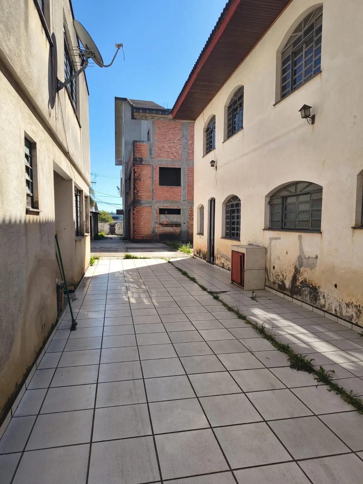 Sobrado com amplo terreno e potencial comercial na Av. Maringá...
