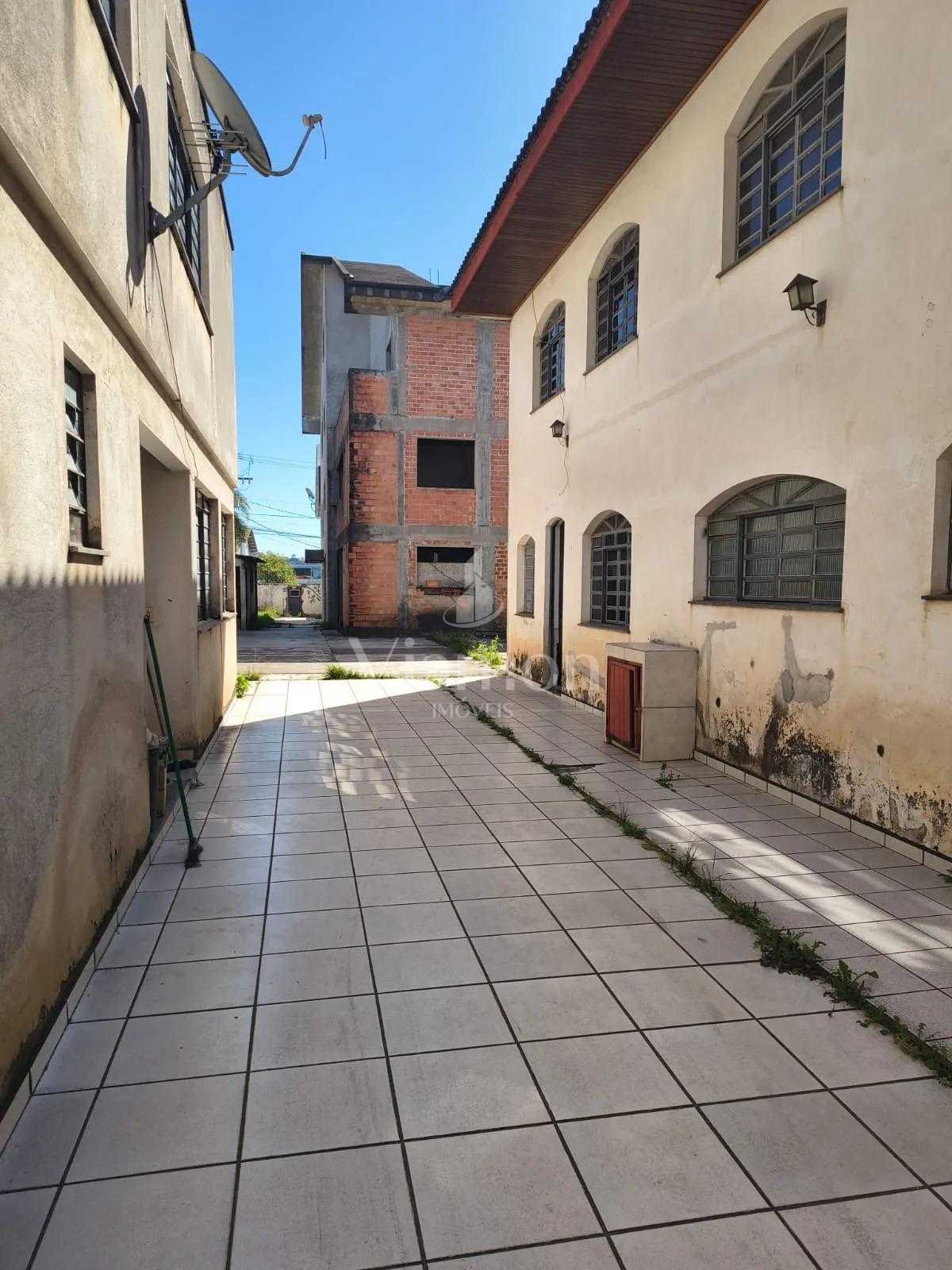 Sobrado com amplo terreno e potencial comercial na Av. Maringá...