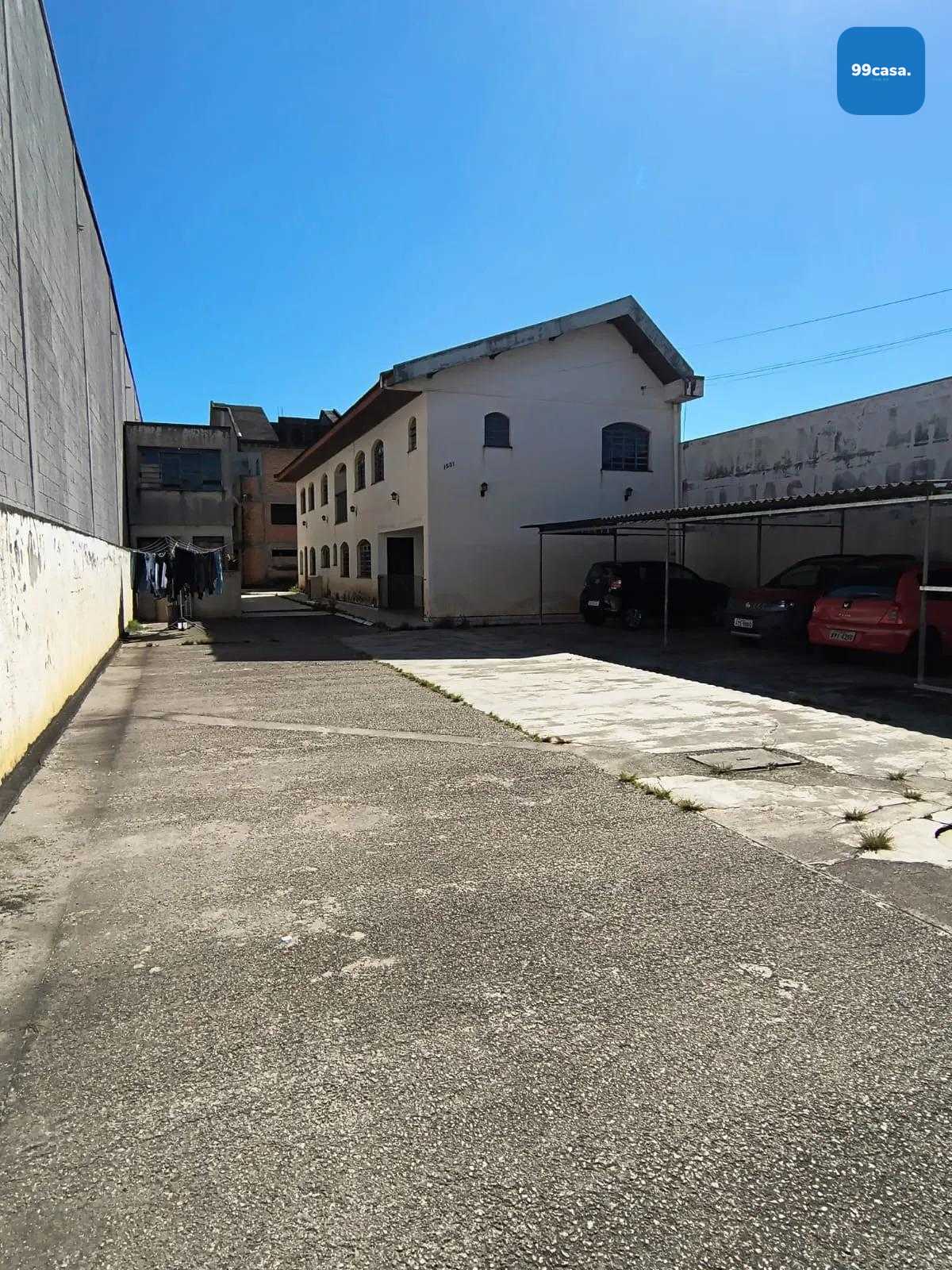 Sobrado com amplo terreno e potencial comercial na Av. Maringá...