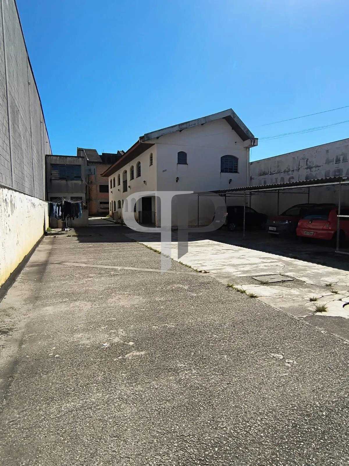 Sobrado com amplo terreno e potencial comercial na Av. Maringá...