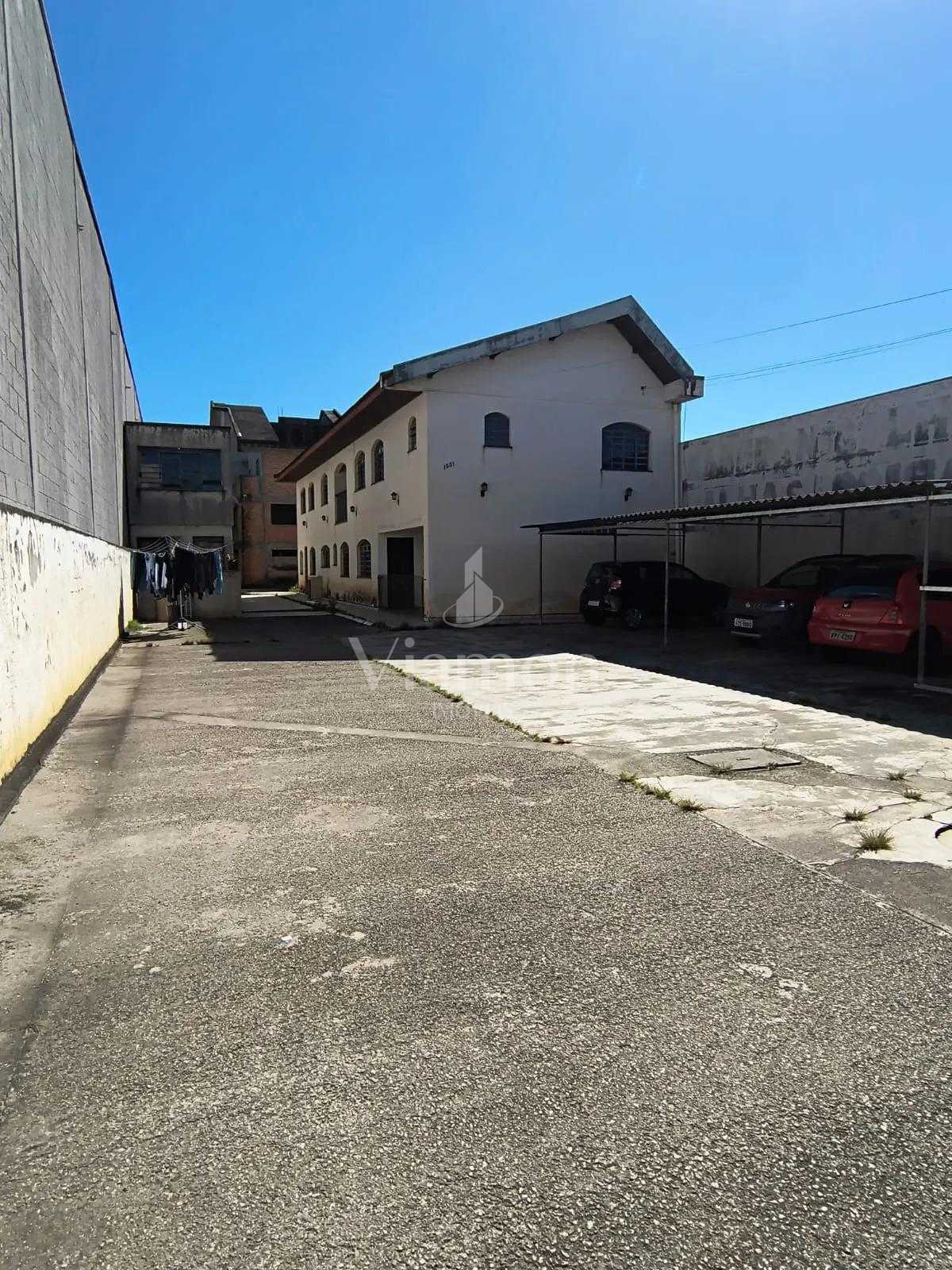 Sobrado com amplo terreno e potencial comercial na Av. Maringá...