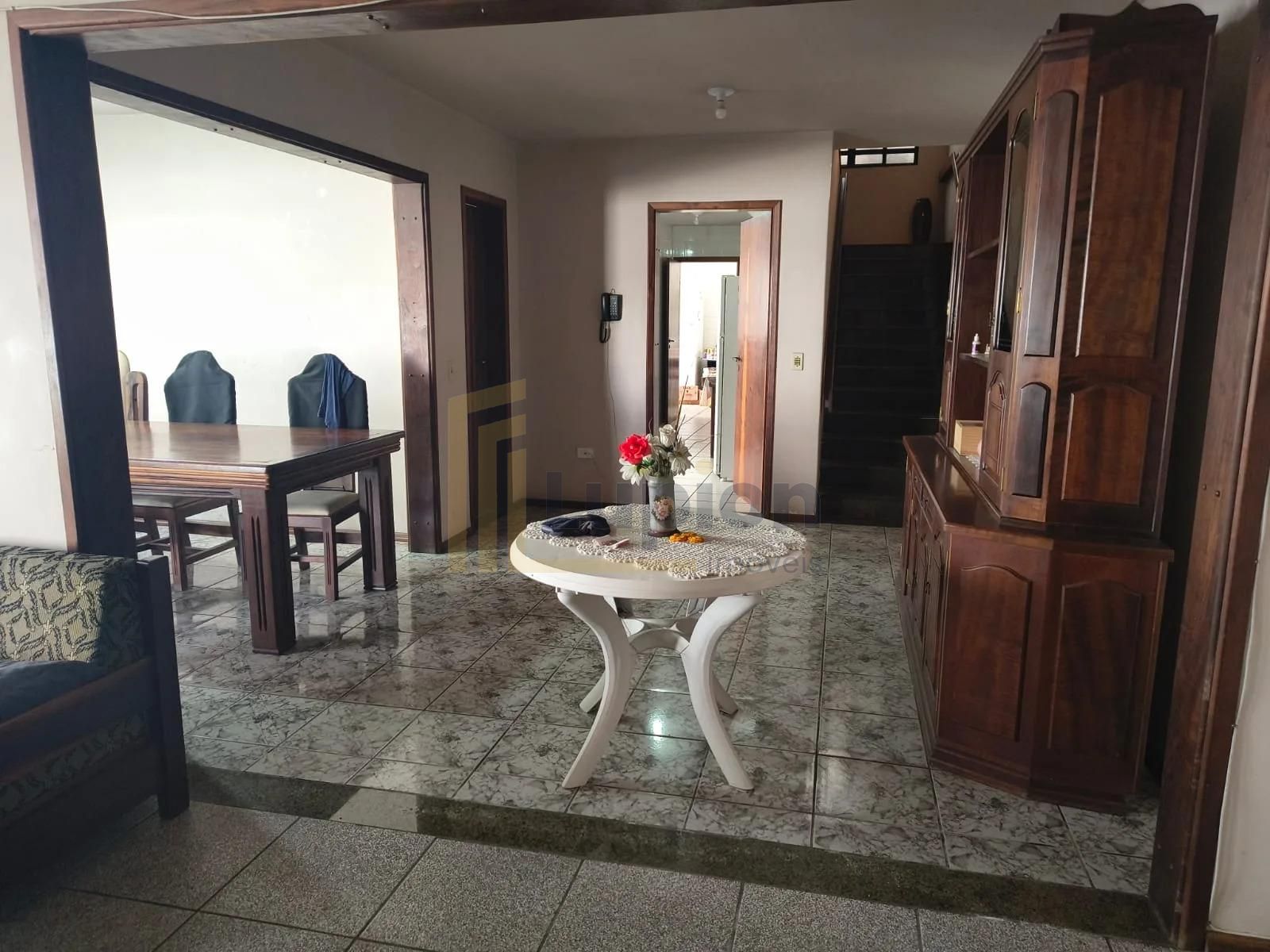 Sobrado com amplo terreno e potencial comercial na Av. Maringá...