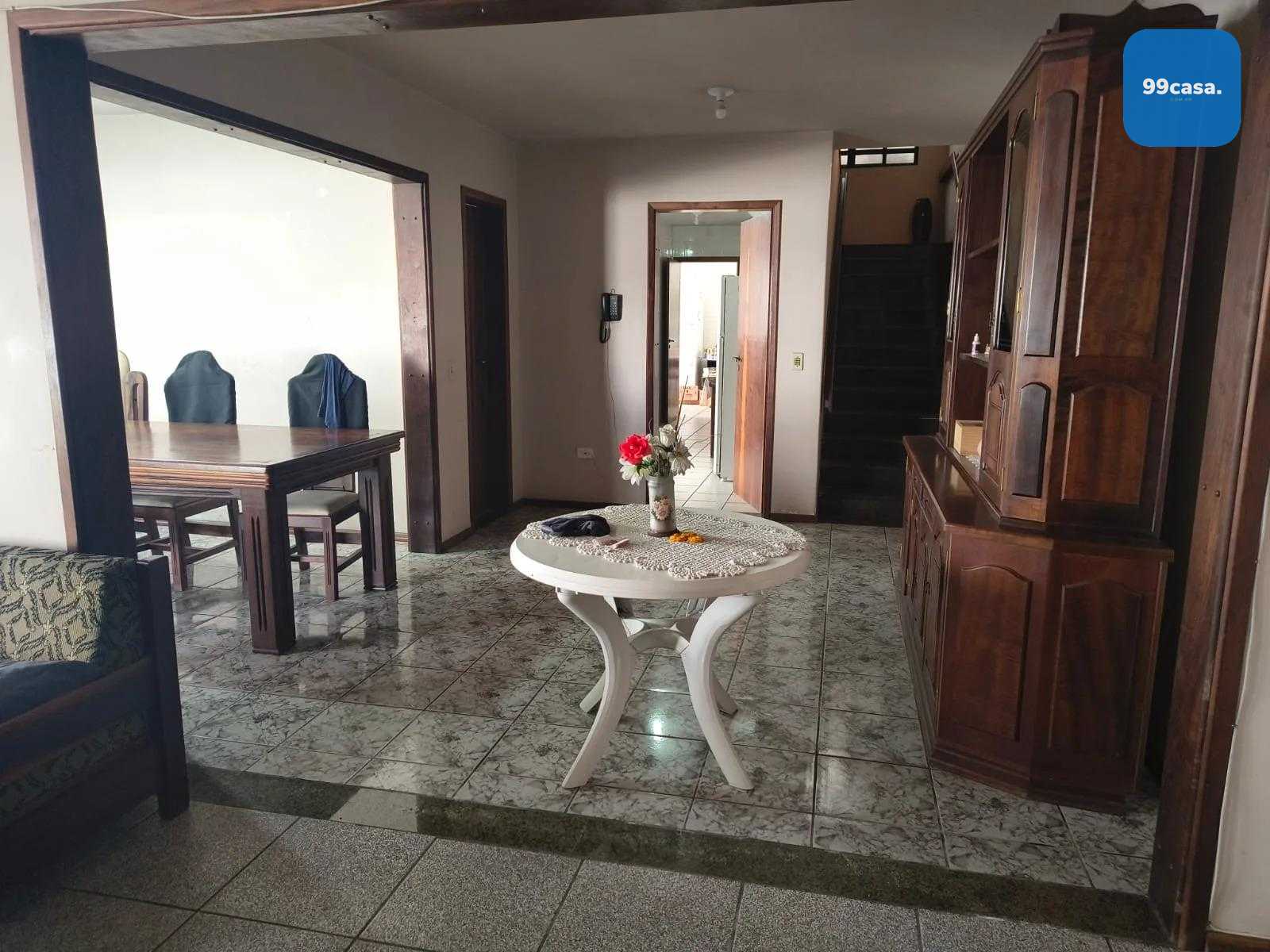 Sobrado com amplo terreno e potencial comercial na Av. Maringá...